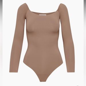 Aritzia Babaton Contour Crew Longsleeve Bodysuit in Deep Taupe Size: Small